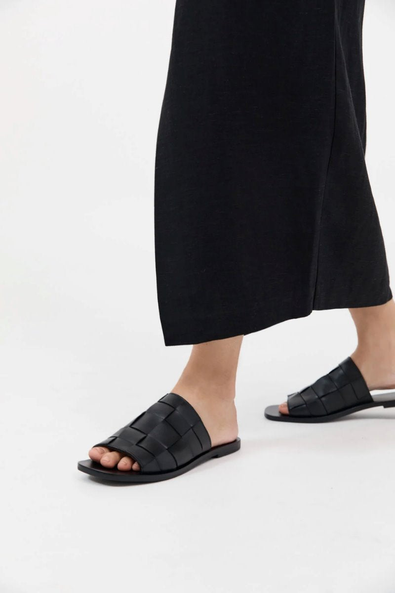 WOVEN FLATS-BLACK Sandals ST AGNI